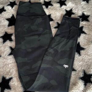 ALO Yoga High-Waist Camo Leggings in Dark Green Like Brand New Size Large